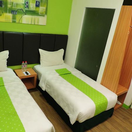 Arbor Biz Hotel Макасар Экстерьер фото