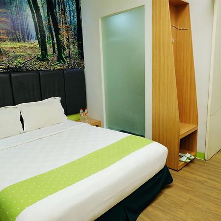 Arbor Biz Hotel Макасар Экстерьер фото