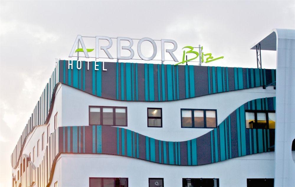 Arbor Biz Hotel Макасар Экстерьер фото