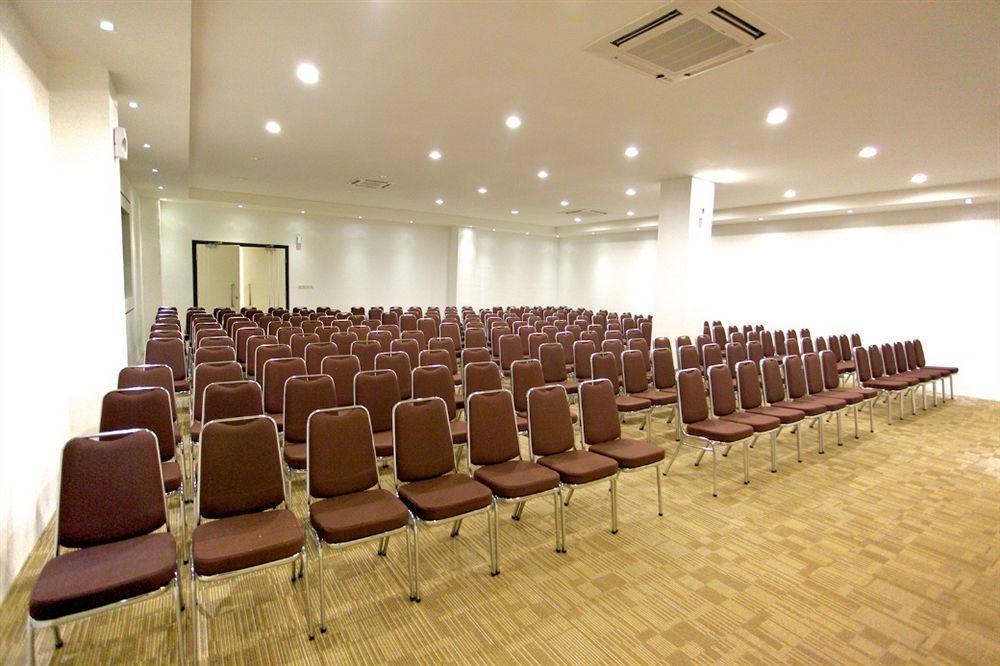 Arbor Biz Hotel Макасар Экстерьер фото