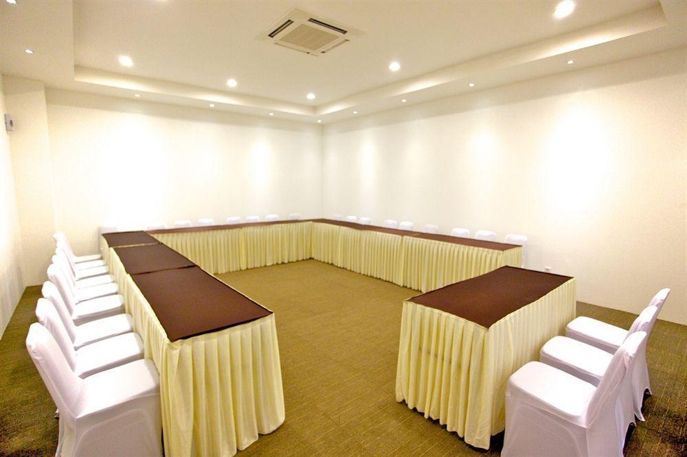 Arbor Biz Hotel Макасар Экстерьер фото
