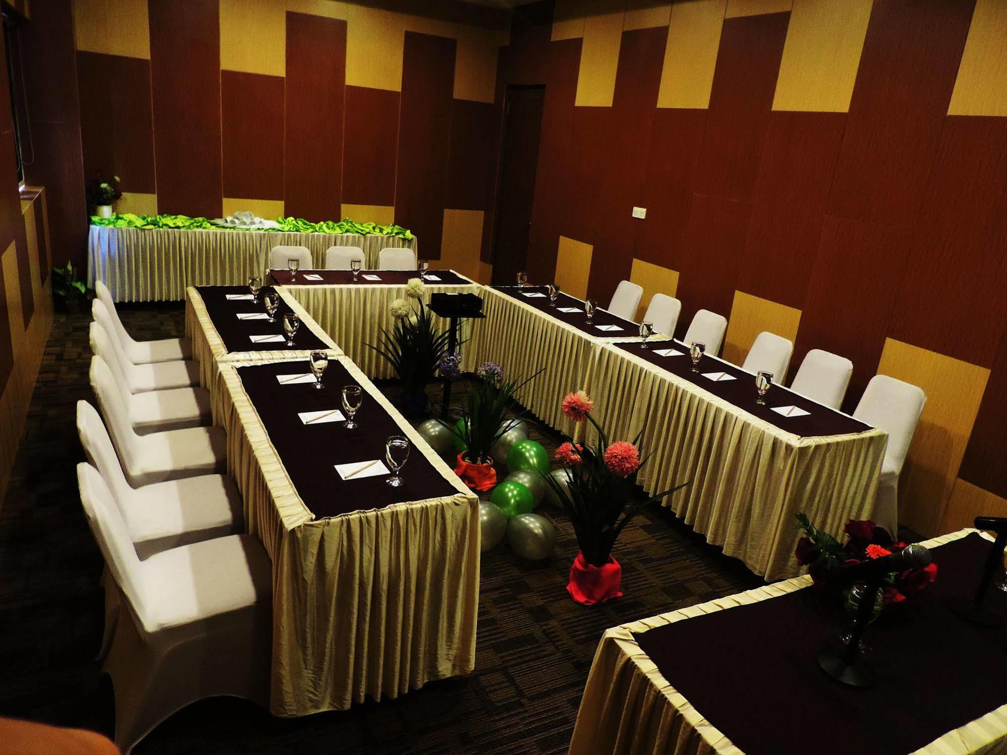 Arbor Biz Hotel Макасар Экстерьер фото