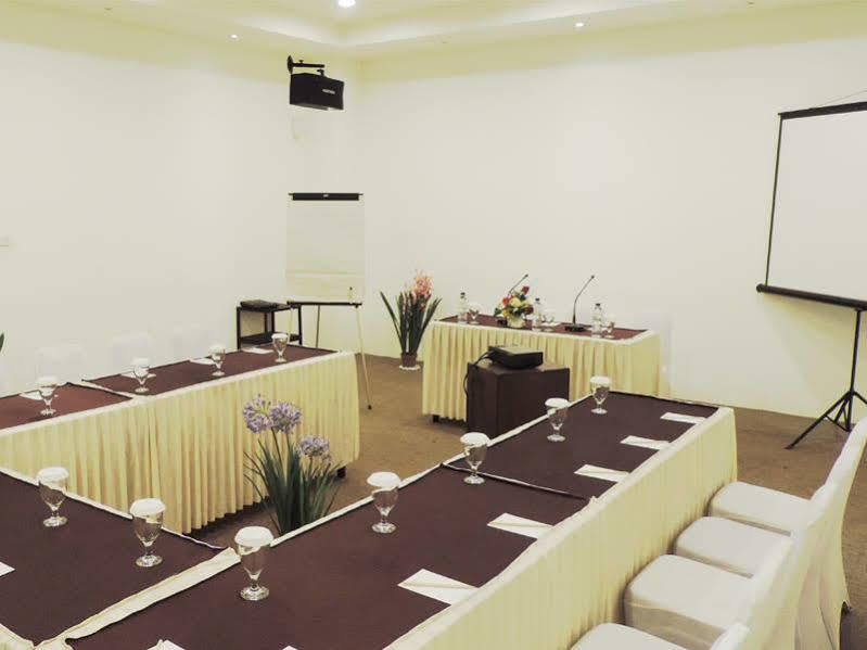 Arbor Biz Hotel Макасар Экстерьер фото
