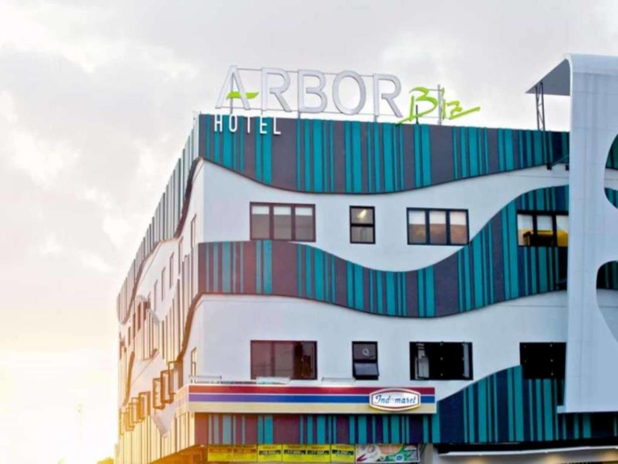 Arbor Biz Hotel Макасар Экстерьер фото
