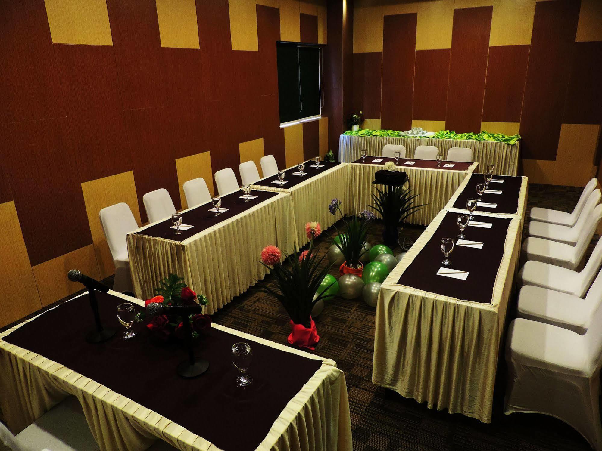 Arbor Biz Hotel Макасар Экстерьер фото