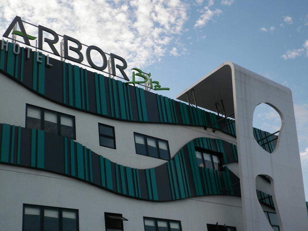 Arbor Biz Hotel Макасар Экстерьер фото